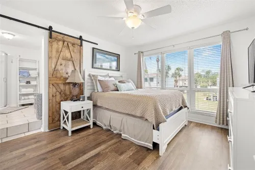 Serene Condo 10 min walk to the beautiful sunsets of Indian Rocks Beach