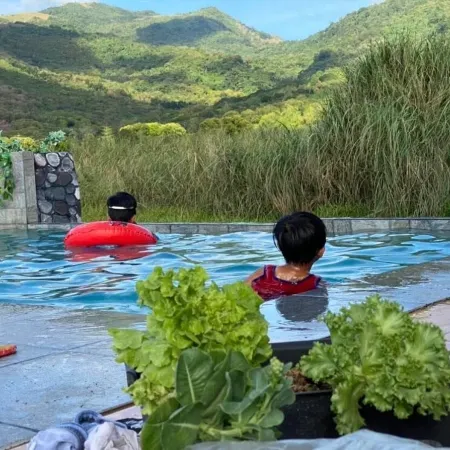 Jala Jala Casita Blanca Tiny House and Farm Stay with Mountain View and Pool