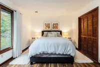 Incredible Mountain Views - Modern Four Bedroom Home - Five Minute Walk to Slope