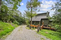 Charming Mountain Cottage with Hot Tub and Scenic Views - Cozy Retreat