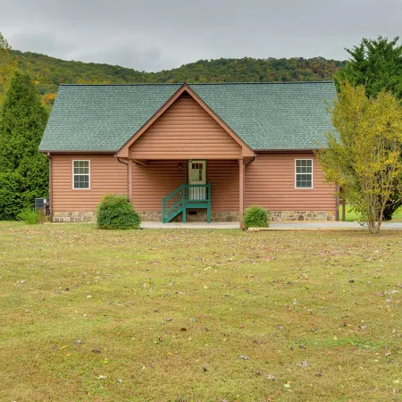Hiawassee Riverfront Cabin 7 Mi to Lake Chatuge!