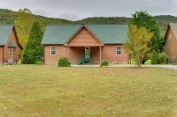 Hiawassee Riverfront Cabin 7 Mi to Lake Chatuge! - 3 étoiles