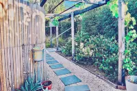 Spacious Eco Home Among Native Gardens – Peaceful Family Retreat Cecode Shop and Gallery附近的飯店