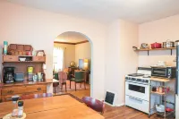 Charming 2-bedroom cottage in delightful Peoria with WiFi, AC