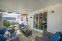 Charming 2-bedroom house in welcoming Sarasota with AC