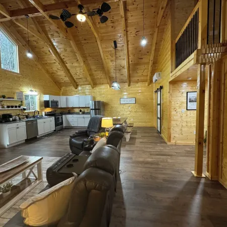 NEW Charming 3-bedroom cabin with WiFi, Hot Tub & ATV trailer parking in RRG