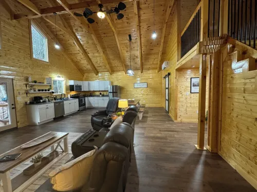 NEW Charming 3-bedroom cabin with WiFi, Hot Tub & ATV trailer parking in RRG