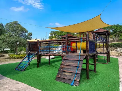 4-bedroom House in Manta with WiFi, AC. Security 24/7