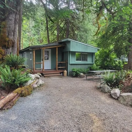 Newly remodeled off grid river cabin with full services including WiFi