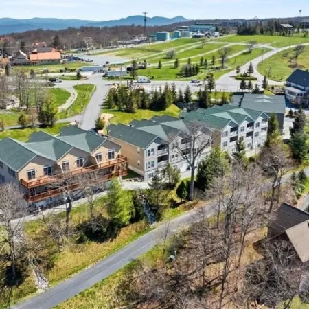 Mountain Views + Walk to Overlook Barn, Slopes, Fred's & White Wolf!