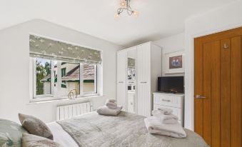 2-Bed Central Apartment-Sleeps 4 & Private Parking