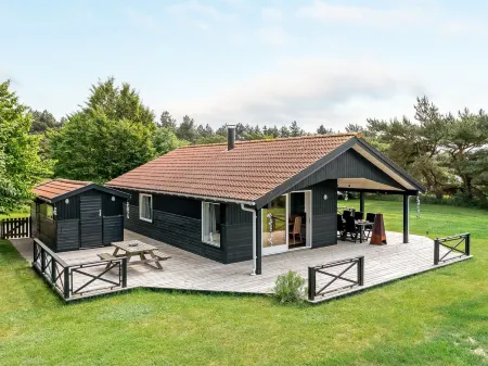 "Allie" - 150m from the Sea Отели в г. Лолланн