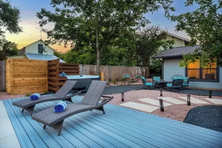 Das Weinhaus Pool & Hot Tub - Walk to Main St