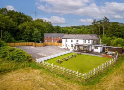 Entire Venue Hire with 8 Bedroom Accommodation - Your Own Pub Experience のホテル