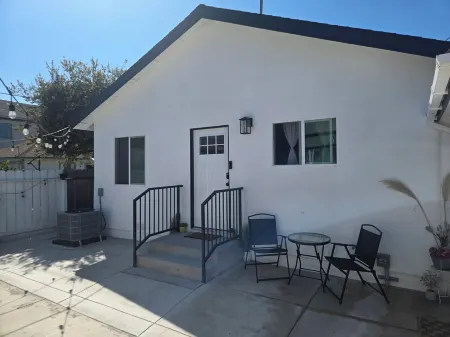 Newly built, stylish and spacious 3-bedroom getaway. Near SoFi Stadium & LAX. Отели рядом с достопримечательностью «Oviatt Building»