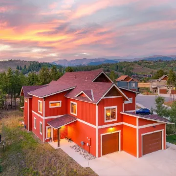 Mountain Haus 4 Bedroom Home by RedAwning