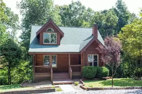 Cozy cabin in private gated community with Hot Tub!