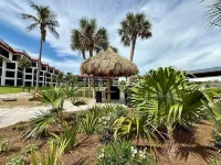 Completely renovated one bedroom on the beach, 65' Samsung TV tennis, pool.
