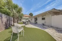 Blue Seahorse Beach cottage, Private backyard, free parking, steps from the sand