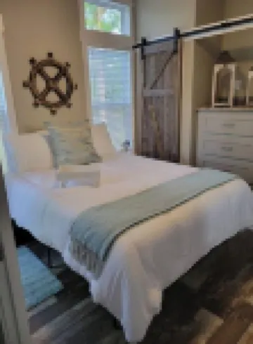 Naturalist Boudoir Lake House, Tiny House On Water 哈丁縣酒店