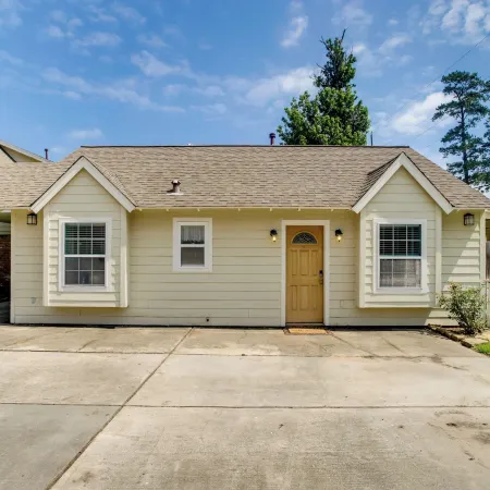 Cozy Shenandoah Home < 2 Mi to the Woodlands Mall!