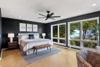 Luxury Estate Overlooking Water Elmwood Charter Township住宿飯店