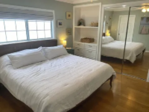 Oceanview home walking distance to beach, pier & short drive to downtown Ventura