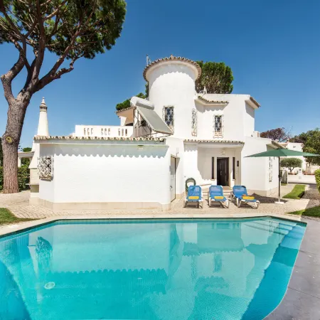 Residential Cul-De-Sac Walking Distance to Centre, Private Pool, Free AC & Wifi