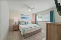 BEST LOCATION! NORTH END OF ANNA MARIA, FL , STEPS TO BEACH & DINING - UNIT A