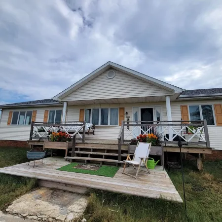 Spacious 5-bedroom house with WiFi, AC and private dock on charming Smith Island Отели в г. Смит Айленд