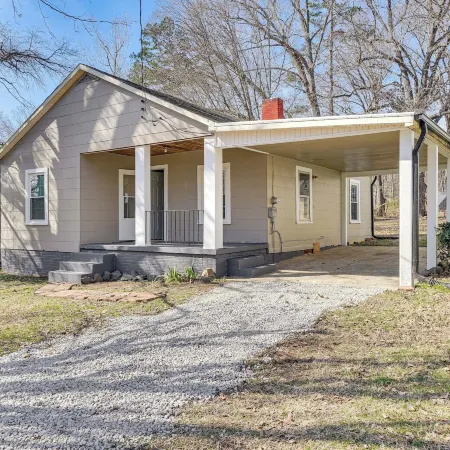 Close to Shops, Eats & Hospital: Roxboro Retreat