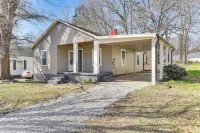Close to Shops, Eats & Hospital: Roxboro Retreat - 2 étoiles