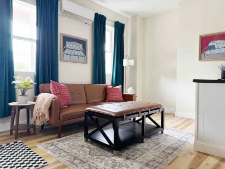 The Cardinal 810 A / King 1Bd/1BA Apt