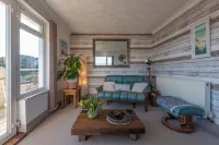 1 Bed Flat - Sleeps 2 - Pets - Balcony - Parking - View biển