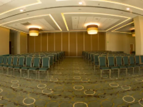 ฮอลิเดย์ อินน์ โรงแรมแอนด์สวีทส์ เอร์โมซิโย แอโรปูเอร์โต บาย IHG โรงแรมในเอร์โมซีโย