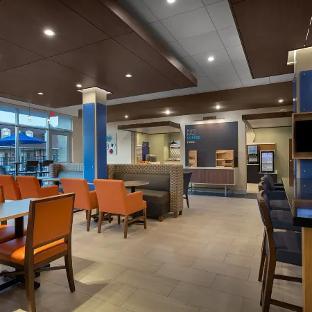 Holiday Inn Express & Suites FAYETTEVILLE SOUTH by IHG