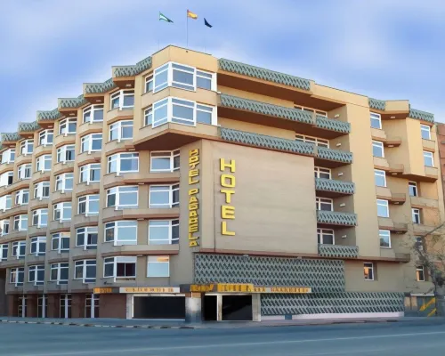Pasarela Hotels near La Raza