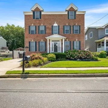 Pool - 7 Bedrooms - Close to beach