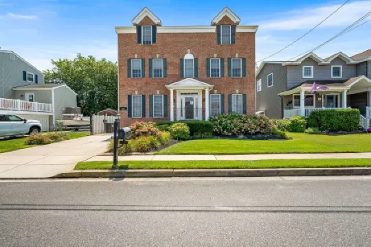 Pool - 7 Bedrooms - Close to beach