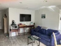 Downstairs of home 2-bedroom with AC, WiFi in  Red Bank. Private entrance. 레드뱅크 호텔