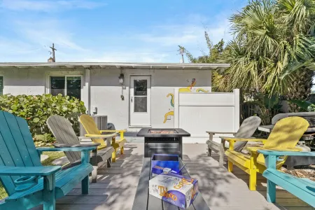 Rare Find, Ocean across street, Ample Parking, Restaurants, Murals in Home! Отели рядом с достопримечательностью «Университет Бетун-Кукман»