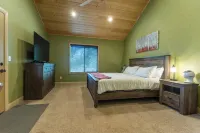 Gorgeous Chalet Cabin w/NEW HOT TUB near National Parks and loaded w'/Amenities!