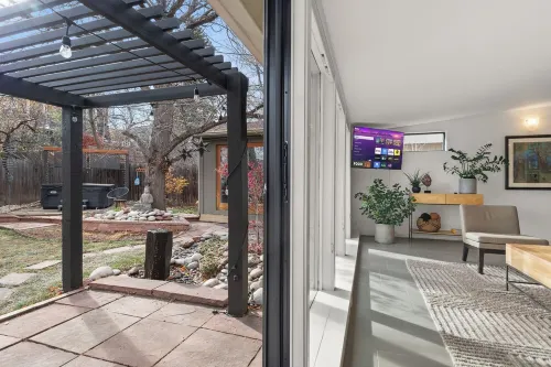 Gorgeous Modern Zen Retreat Home - 4Br with Hot Tub, Close Hiking Trails