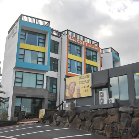 Jeju Majesty Pension Отели рядом с достопримечательностью «Пляж Хёпчже»