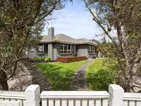 Relaxed Bayside Stay with Outdoor Space Hotels in Mordialloc