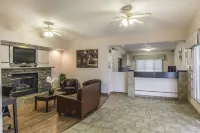 Econo Lodge Inn & Suites