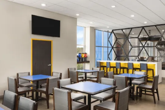 GLo Best Western Dawley Farms in Sioux Falls