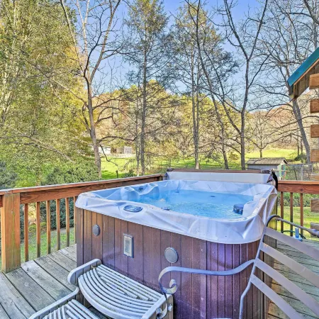 Creekside Bryson City Cabin w/ Private Hot Tub