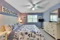 Coastal Condo w/ Screened Deck + Community Pool - balcony