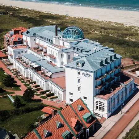 Strandhotel Kurhaus Juist Отели в г. Юист